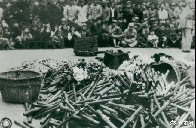1950年2月24日，政務院發(fā)出《關于嚴禁鴉片煙毒的通令》。圖為政府收繳的煙具和賭具。