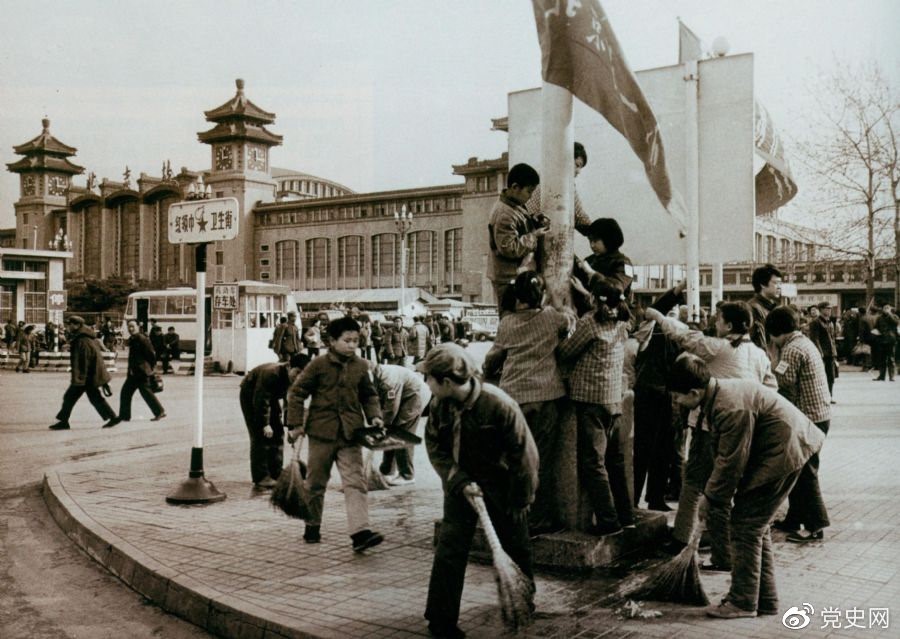 　　1981年2月25日，全國總工會(huì)等九個(gè)單位發(fā)出倡議，開展“五講四美”文明禮貌活動(dòng)。圖為北京鐵路一小的少先隊(duì)員在北京站西街打掃衛(wèi)生。
