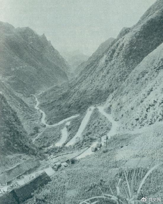 　　1935年2月18日至21日，紅軍奪取桐梓、占領(lǐng)婁山關(guān)、再克遵義城，取得了殲滅和擊潰國民黨軍2個師又8個團(tuán)的大勝利。圖為黔北要隘婁山關(guān)。