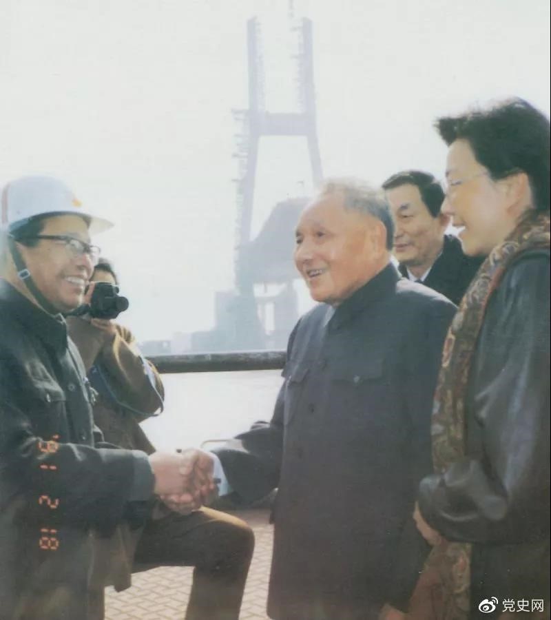 1991年2月18日，鄧小平視察上海南浦大橋工地時同大橋工程設(shè)計人員握手。