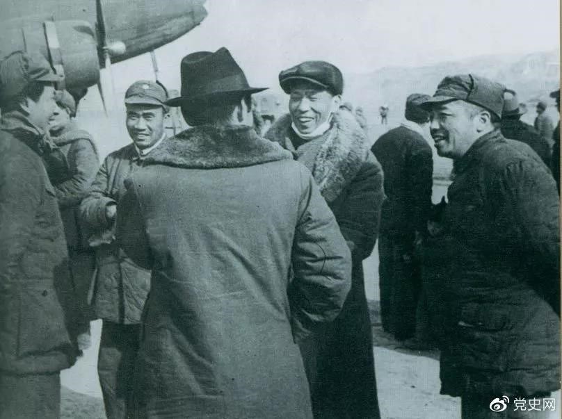 1946年2月19日，毛澤東等在延安機(jī)場迎接從重慶回延安匯報(bào)工作的周恩來。