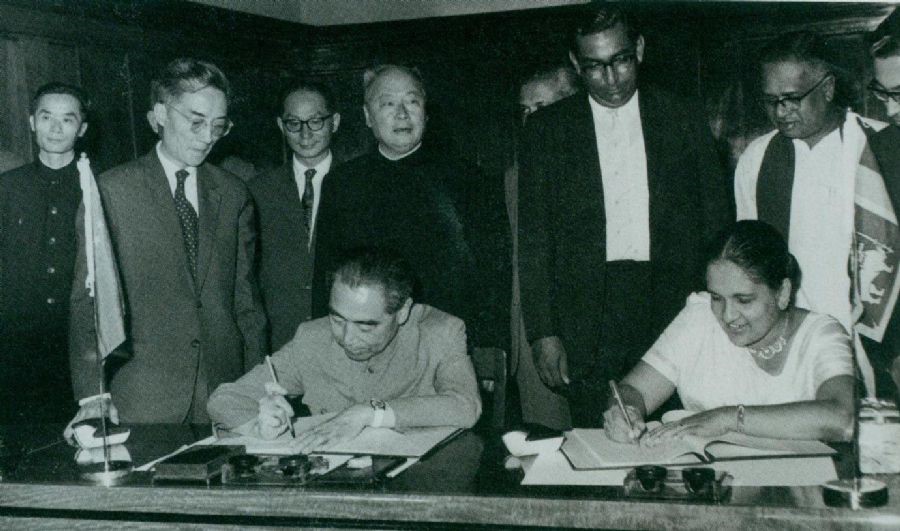 　　1964年2月26日至29日，周恩來(lái)訪問(wèn)錫蘭（今斯里蘭卡）時(shí)，和總理西麗馬沃·班達(dá)拉奈克夫人簽署中錫聯(lián)合公報(bào)。