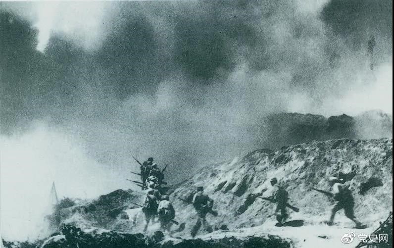 　　1948年2月28日至3月3日，西北野戰(zhàn)軍發(fā)起宜川戰(zhàn)役，殲滅國民黨軍2.9萬余人，取得了轉(zhuǎn)入外線作戰(zhàn)后的第一個大勝利。圖為部隊攻占瓦子街。 