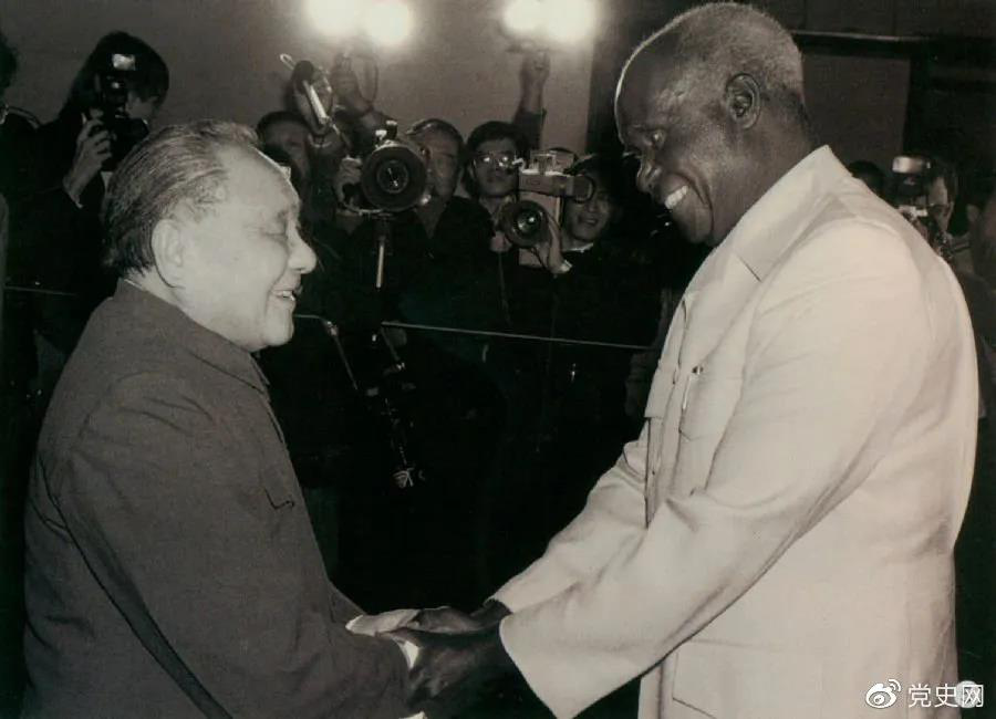 1988年3月1日，鄧小平在北京會見贊比亞總統(tǒng)肯尼斯·戴維·卡翁達。
