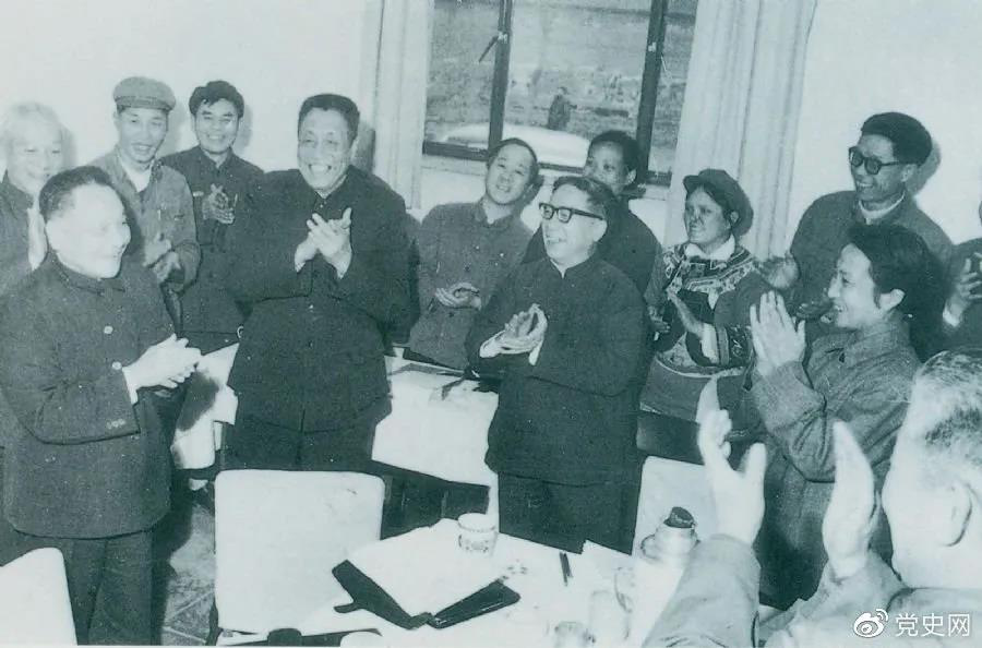 1978年3月2日，鄧小平到五屆全國人大一次會(huì)議云南和四川省代表團(tuán)看望代表們。