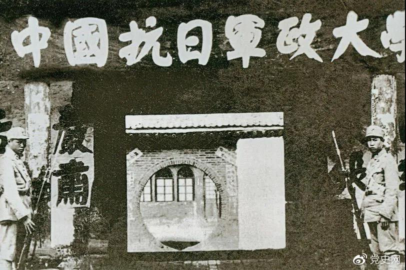 1937年3月2日，毛澤東為中國人民抗日軍政大學(xué)第二期第二隊(duì)學(xué)員題詞：“要學(xué)習(xí)朱總司令：度量大如海，意志堅(jiān)如鋼?！眻D為抗日軍政大學(xué)舊址。