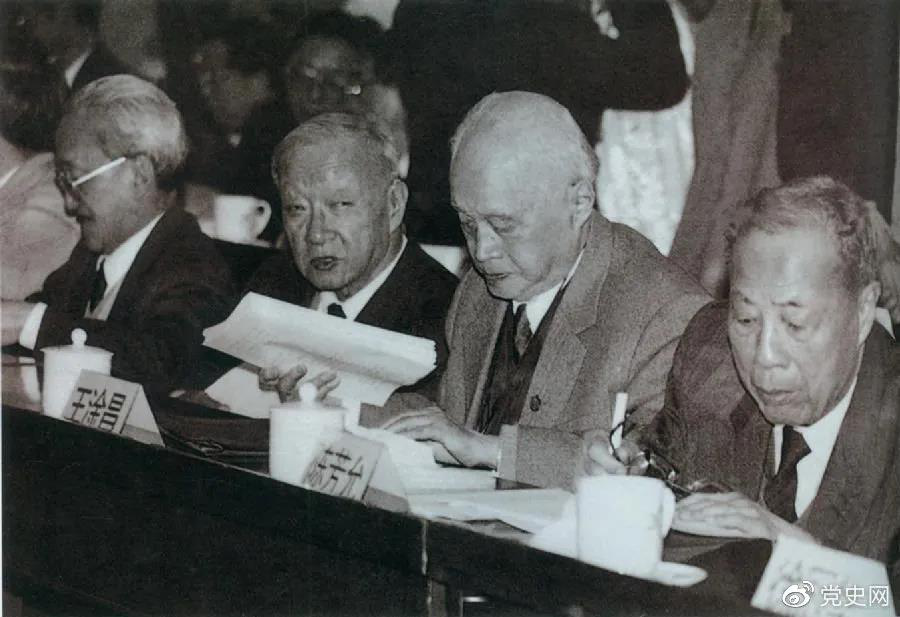 1986年3月，由4位老科學(xué)家倡議，經(jīng)鄧小平批示，中國(guó)制定實(shí)施了高技術(shù)研究發(fā)展計(jì)劃。圖為“863”計(jì)劃的4位倡導(dǎo)人王大珩（左2）、王淦昌（左3）、楊嘉墀（左1）、陳芳允（左4）。