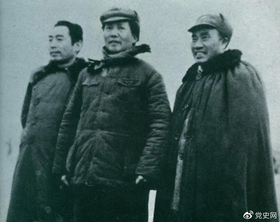 1946年3月4日，毛澤東和朱德、周恩來在延安機場。
