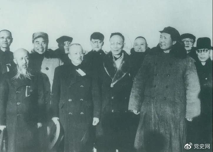 1949年3月，各界人士代表在北京西苑機場同毛澤東、朱德等留影。