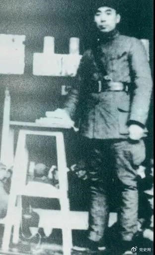 1939年3月10日，周恩來(lái)為新四軍排以上干部作題為《目前形勢(shì)與新四軍任務(wù)》的報(bào)告。