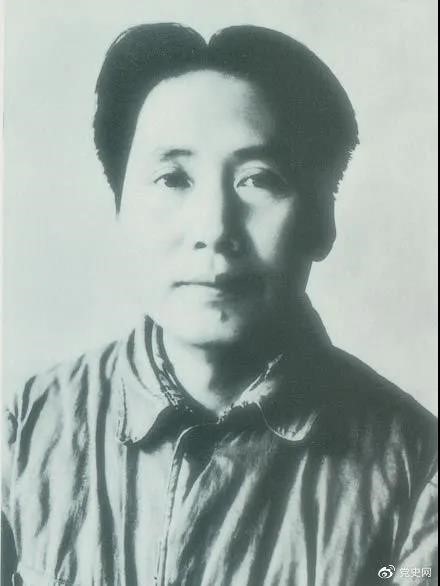 1940年3月11日  毛澤東在黨的高級干部會議上作題為《目前抗日統(tǒng)一戰(zhàn)線中的策略問題》的報告。