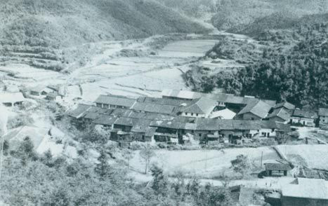 1929年3月14日，毛澤東同朱德指揮紅四軍進(jìn)攻長(zhǎng)嶺寨，殲敵兩千余人，擊斃敵旅長(zhǎng)郭鳳鳴，乘勝占領(lǐng)長(zhǎng)汀城。圖為長(zhǎng)嶺寨。