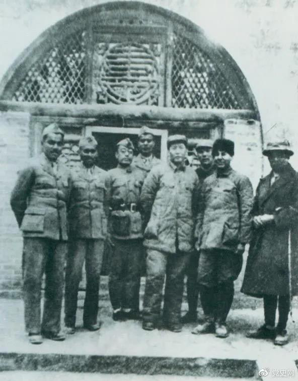 1939年3月15日，毛澤東在延安會(huì)見印度援華醫(yī)療隊(duì)全體人員。