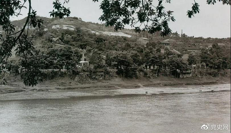 1935年3月16日至17日，紅一方面軍三渡赤水的渡口之一——茅臺(tái)渡口。