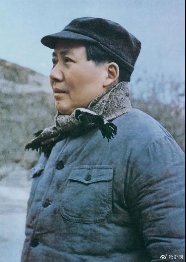 　　1947年3月18日，中共中央機關主動撤離延安。毛澤東和周恩來、任弼時等繼續(xù)留在陜北，指揮全國人民解放戰(zhàn)爭。這是轉戰(zhàn)陜北前夕的毛澤東。