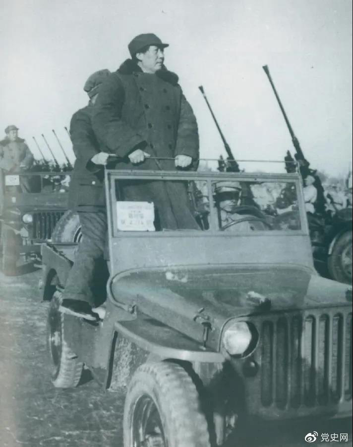 1949年3月25日，毛澤東在北平西苑機(jī)場(chǎng)檢閱部隊(duì)。