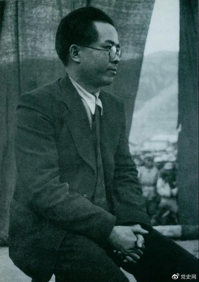 1940年3月26日，任弼時結(jié)束中共駐共產(chǎn)國際代表的工作回到延安。圖為他在歡迎大會上