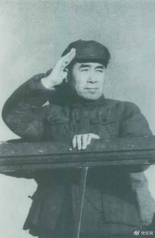 1949年3月，中共中央進入北平。圖為周恩來在北平機場檢閱部隊。