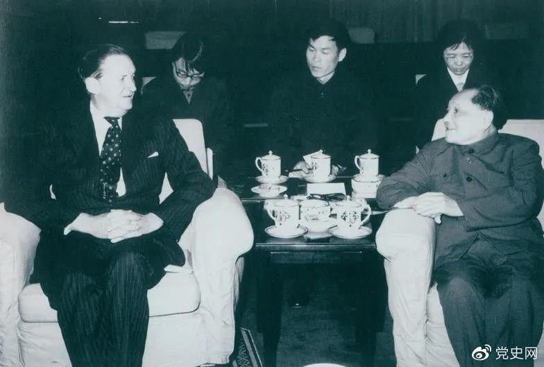1979年3月29日，鄧小平會見香港總督麥里浩。