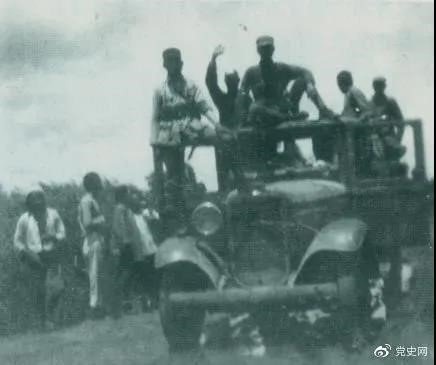 1938年3月31日，129師在邯長公路的響堂鋪伏擊日軍，這是在戰(zhàn)斗中繳獲的汽車。
