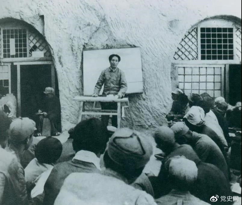 1938年4月，毛澤東在魯迅藝術(shù)學(xué)院講演。