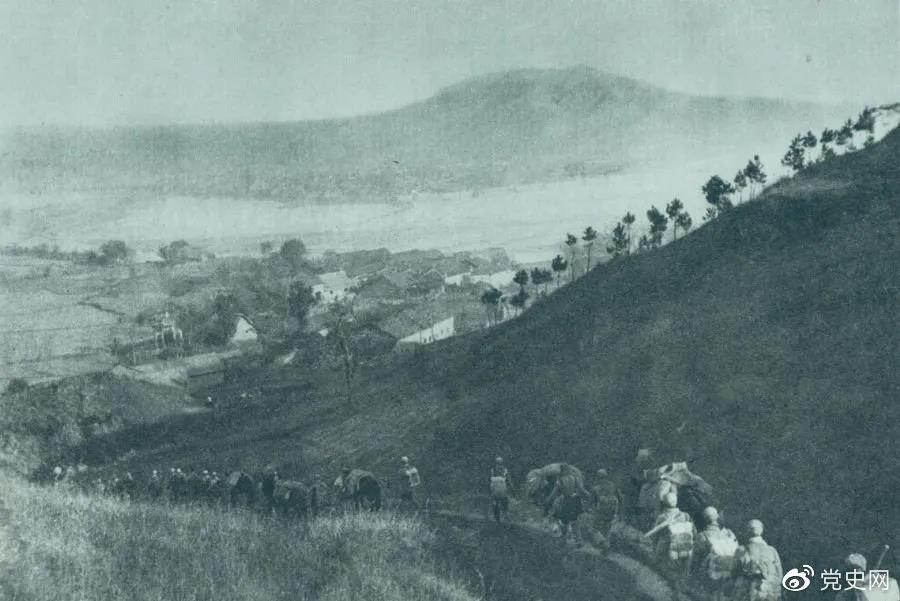 1945年4月6日，太行部隊(duì)等向白晉、同蒲沿線上的日軍展開(kāi)攻擊。這是八路軍向祁縣開(kāi)進(jìn)。