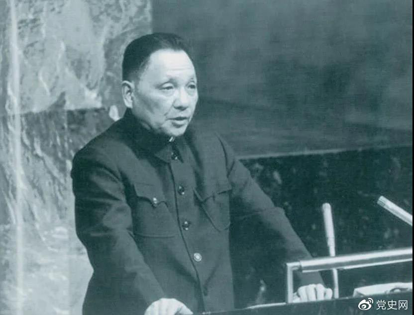 1974年4月10日，鄧小平在聯(lián)合國大會第六屆特別會議上發(fā)言。