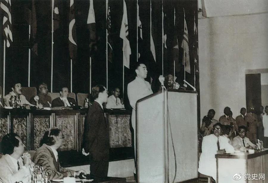 1955年4月18日，亞非會議在萬隆開幕。圖為19日周恩來在會議上發(fā)言。