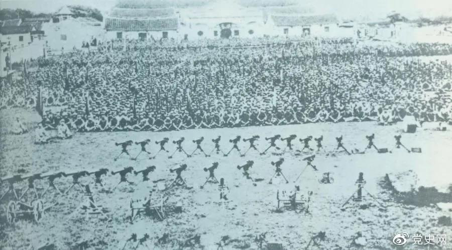 1932年4月20日，由紅一軍團(tuán)和紅五軍團(tuán)組成的東路軍攻占漳州，圖為攻占漳州后的部隊(duì)情形。