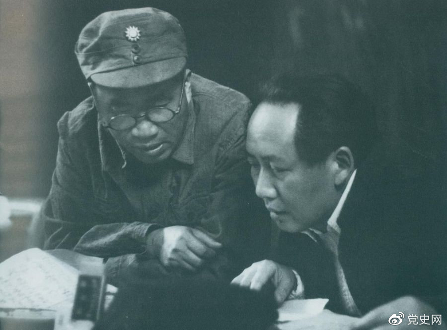 1945年4月，毛澤東和朱德在中國(guó)共產(chǎn)黨第七次全國(guó)代表大會(huì)上。