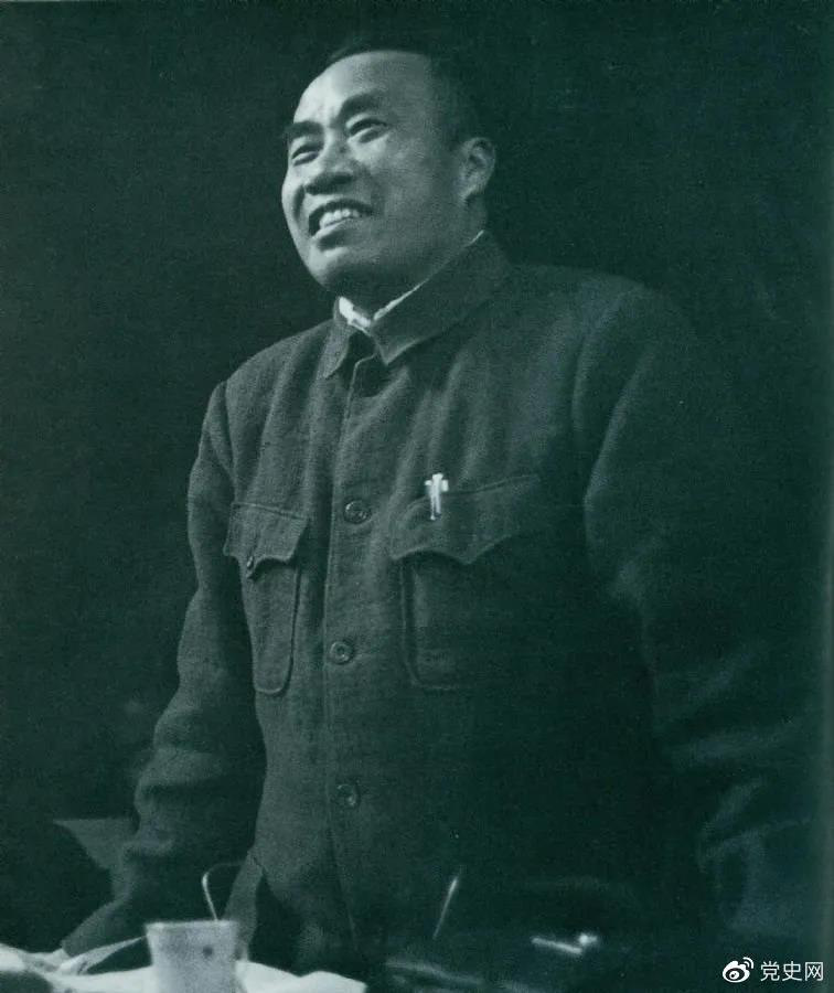 1945年4月25日，朱德在中國(guó)共產(chǎn)黨第七次全國(guó)代表大會(huì)上作題為《論解放區(qū)戰(zhàn)場(chǎng)》的軍事報(bào)告。