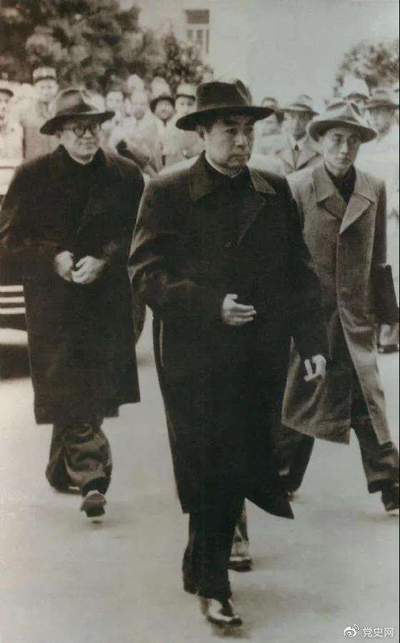1954年4月26日，日內(nèi)瓦會議開幕。圖為周恩來率中國代表團進入會場。