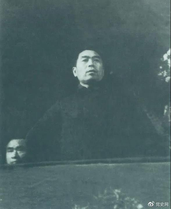 圖為周恩來在中國共產(chǎn)黨第七次全國代表大會上發(fā)言。