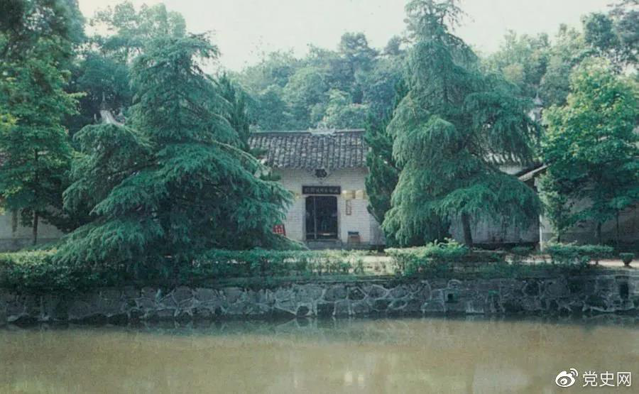圖為任弼時(shí)故居。1904年4月30日，任弼時(shí)出生在湖南省湘陰縣熟塘鄉(xiāng)唐家橋（今屬汨羅市）。
