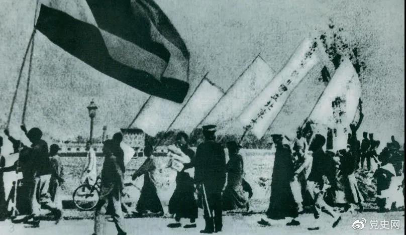1919年5月4日，北京爆發(fā)學(xué)生反帝愛國運(yùn)動。這是北京大學(xué)學(xué)生的示威游行隊伍。