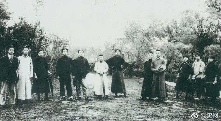 1920年5月8日，新民學(xué)會部分會員在上海半淞園合影。左七為毛澤東。