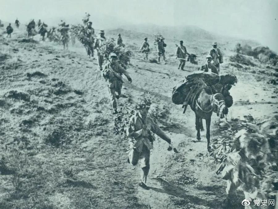 圖為1947年5月在孟良崮戰(zhàn)役中，華東野戰(zhàn)軍向孟良崮挺進。