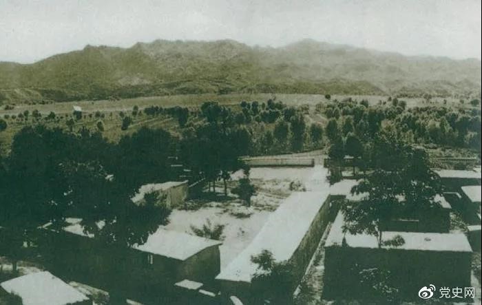 1948年5月，中共中央和人民解放軍總部由陜北遷到河北平山縣西柏坡。圖為中央領(lǐng)導(dǎo)人辦公處所俯瞰。