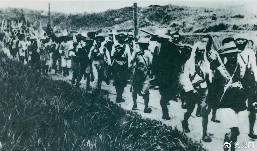 　　1931年5月16日至31日，紅一方面軍在毛澤東、朱德指揮下，連續(xù)打了5個勝仗，殲敵3萬余人，繳槍2萬余支，打退了國民黨軍隊的第二次“圍剿”。圖為行軍中的紅軍。