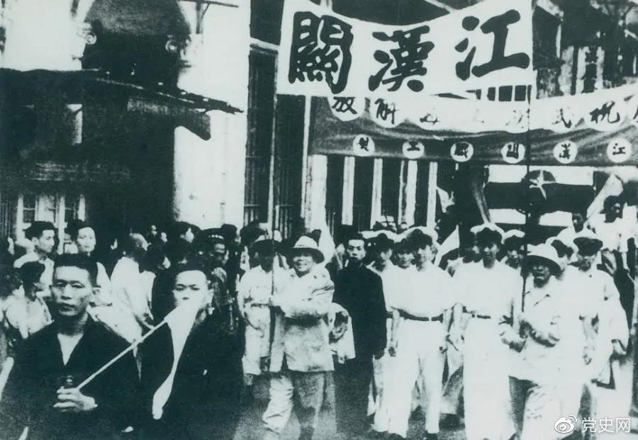 1949年5月17日，第四野戰(zhàn)軍解放武漢。圖為武漢人民歡慶解放。