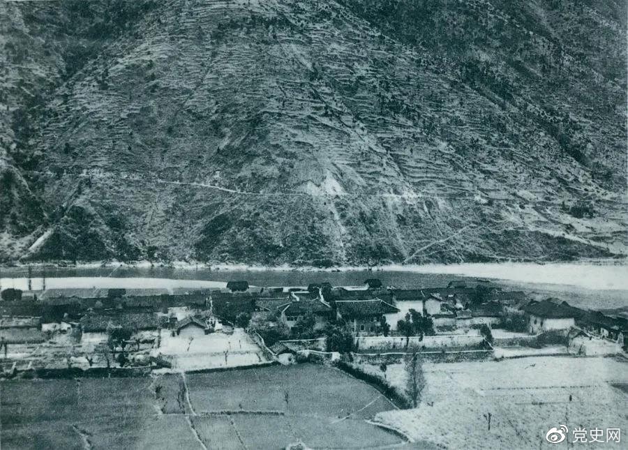 　　1935年5月25日，紅一方面軍到達大渡河南岸的安順場。紅軍17名勇士靠一葉孤舟強渡大渡河，為沿大渡河左岸北上的部隊打開了一條通道。圖為安順場一角。