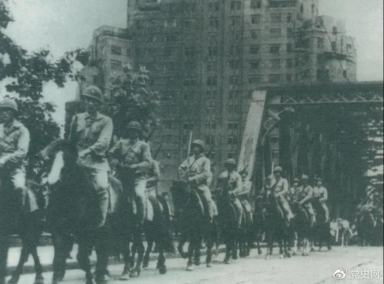 　　1949年5月，人民解放軍殲滅退守上海的敵軍15萬人，解放了這個中國最大的城市。圖為解放軍進駐上海。