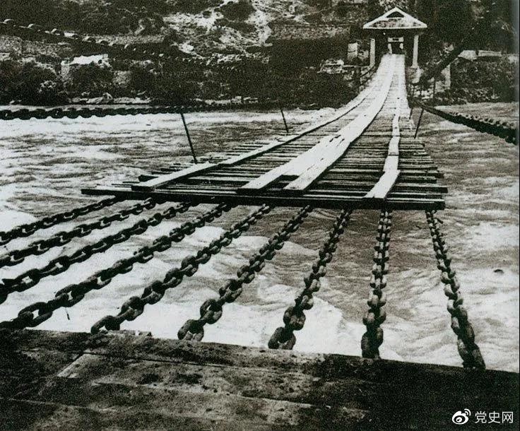 　　1935年5月29日，中央紅軍左縱隊(duì)先頭部隊(duì)在瀘定橋西頭發(fā)起奪橋戰(zhàn)斗，勝利搶占大橋。圖為瀘定橋。