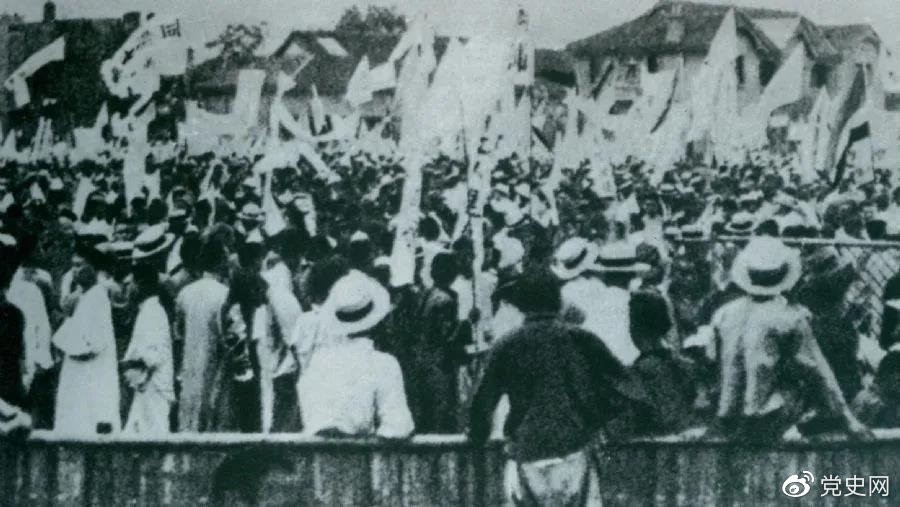 1925年5月30日，上海爆發(fā)了反帝愛國的五卅運(yùn)動(dòng)，掀起了全國范圍大革命高潮。