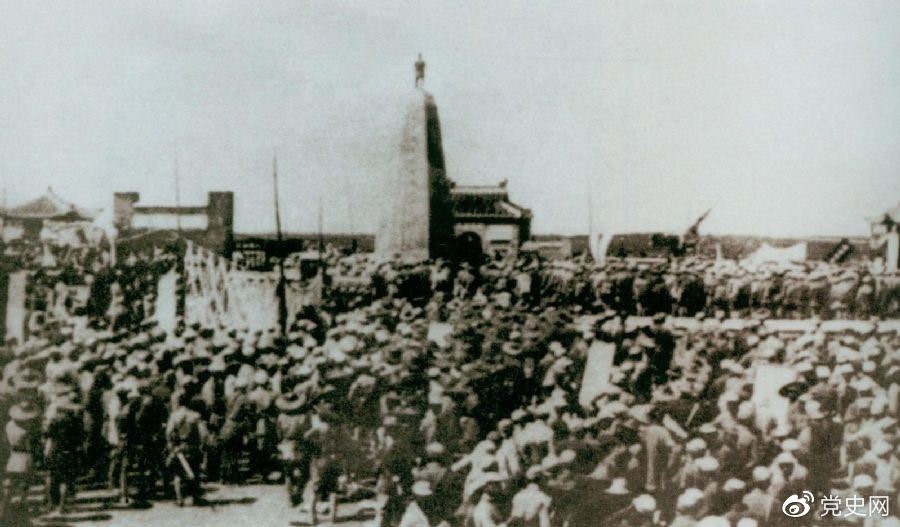 　　1931年6月，紅七軍到達(dá)中央革命根據(jù)地江西興國(guó)縣，編入彭德懷率領(lǐng)的紅三軍團(tuán)。圖為當(dāng)時(shí)會(huì)師的情形。