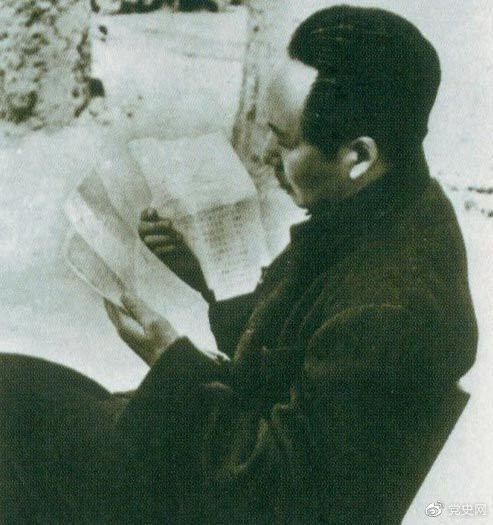 　　1946年6月，國民黨撕毀停戰(zhàn)協(xié)定和政協(xié)決議，挑起全面內(nèi)戰(zhàn)。這是毛澤東在延安審閱有關(guān)自衛(wèi)反擊的電報(bào)。