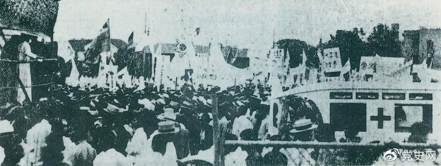 　　1925年6月7日，中國共產(chǎn)黨通過上?？偣?huì)聯(lián)合上海學(xué)生聯(lián)合會(huì)、上海各馬路商界聯(lián)合會(huì)等，成立了上海反帝運(yùn)動(dòng)的領(lǐng)導(dǎo)機(jī)關(guān)——工商學(xué)聯(lián)合會(huì)。11日，在該會(huì)的主持下，上海20萬群眾集會(huì)，通過了逞兇、賠償、取消領(lǐng)事裁判權(quán)等17項(xiàng)對外交涉條件。圖為大會(huì)盛況。