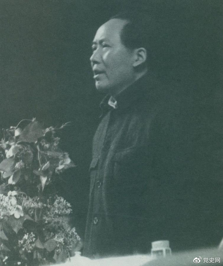 1945年6月11日，毛澤東在中國共產(chǎn)黨第七次全國代表大會上致閉幕詞。