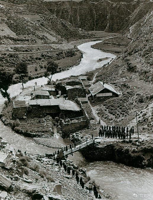 　　1935年6月12日，中央紅軍先頭部隊(duì)在夾金山北麓四川懋功達(dá)維鎮(zhèn)同紅四方面軍先頭部隊(duì)勝利會師。圖為當(dāng)年的會師橋。