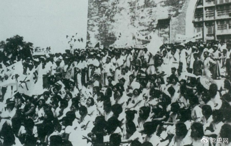 1936年6月13日，北平學(xué)生與市民在鼓樓前舉行聲勢(shì)浩大的抗日集會(huì)。